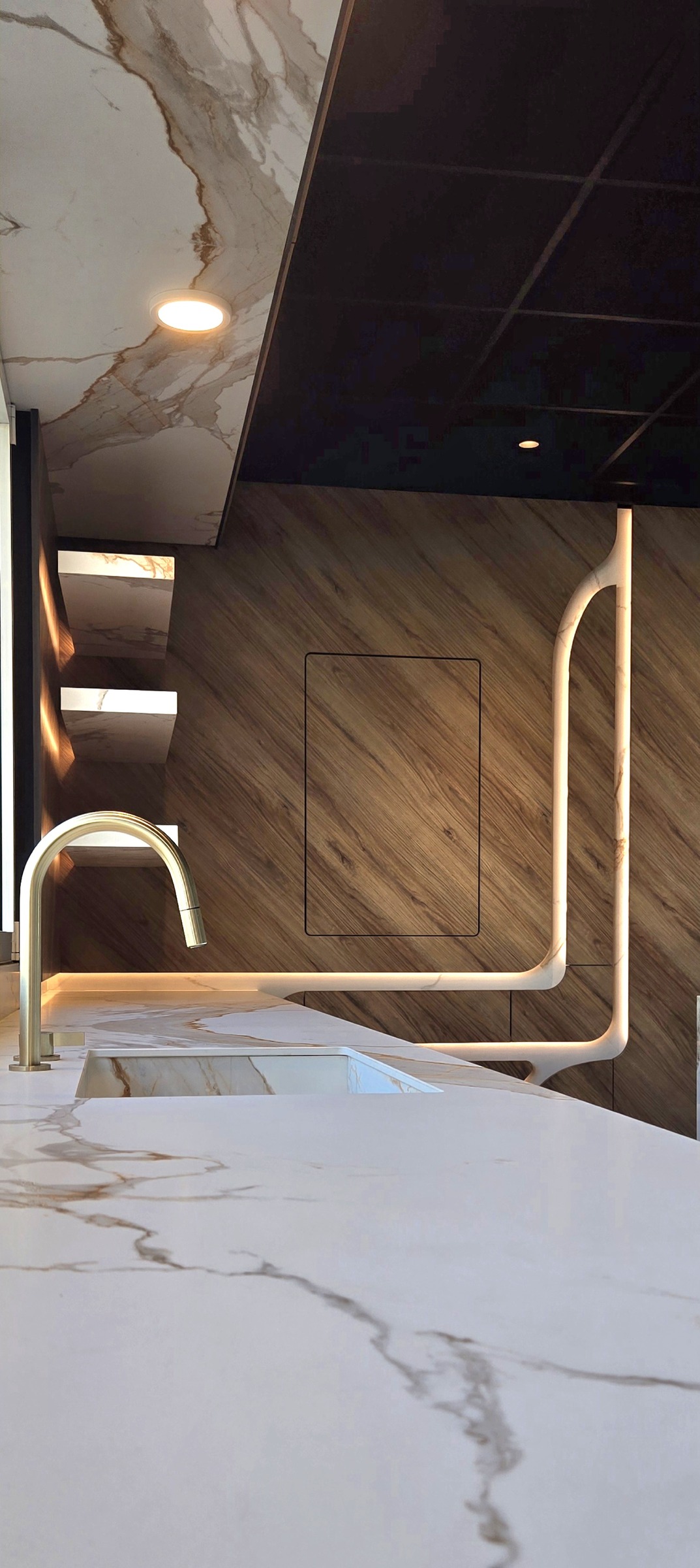 Cuisine LASAUVAGE — robinetterie dorée et structure architecturale en bois